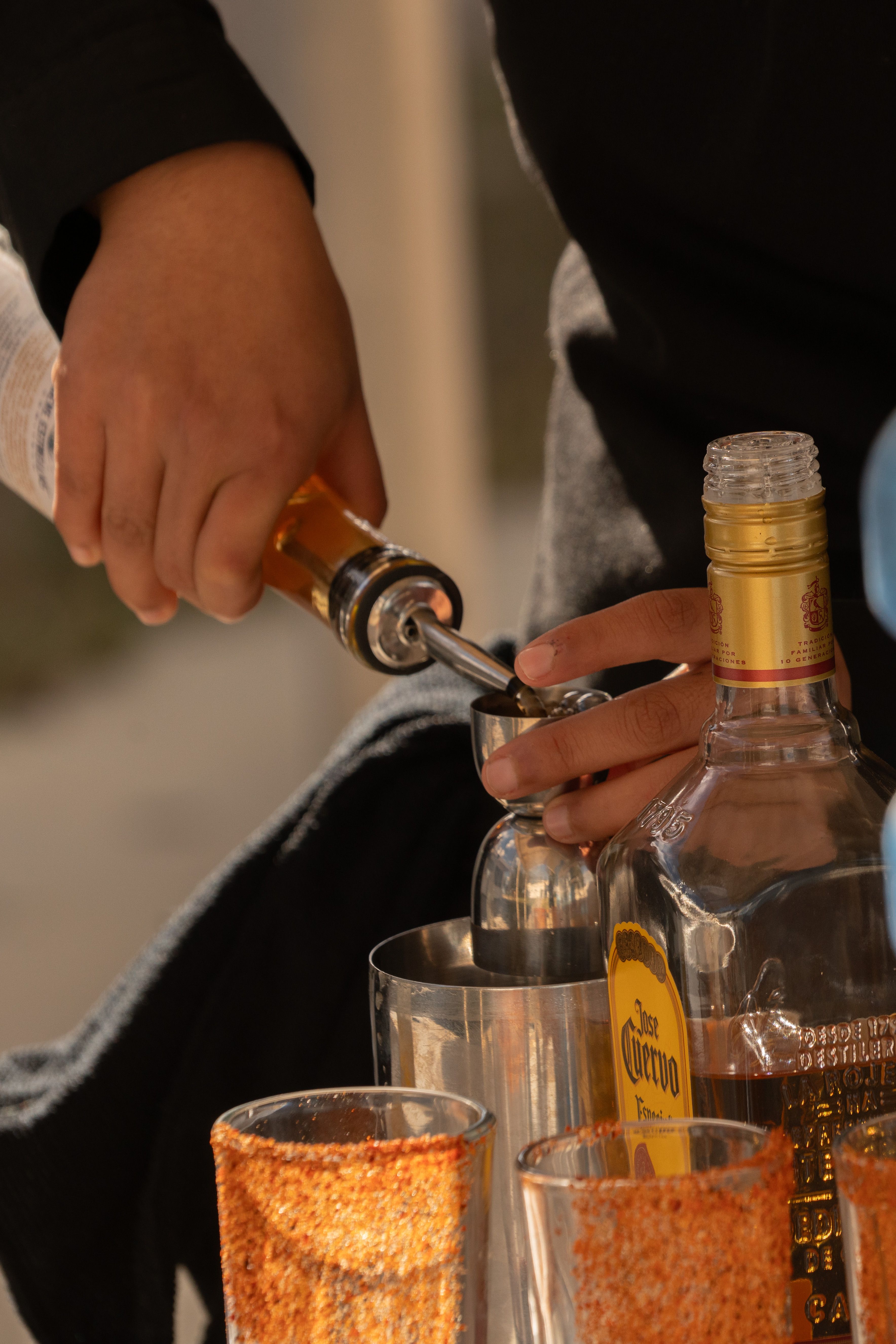 Preparación de shots con tequila en barra