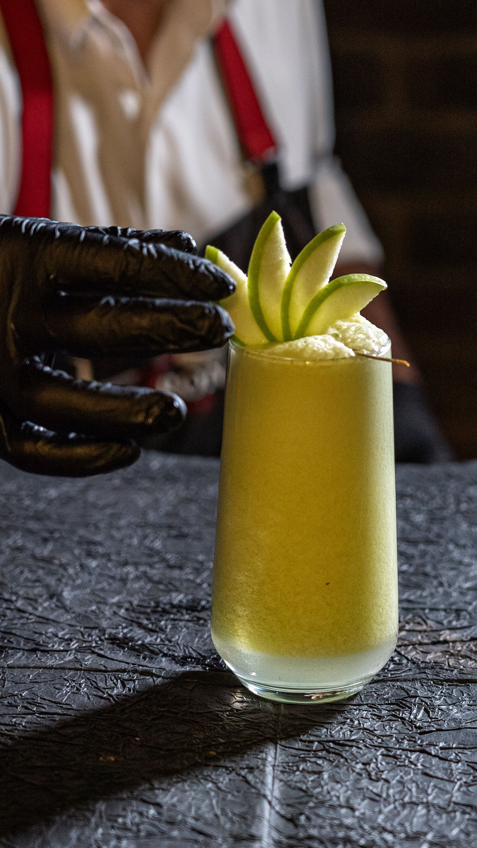 Coctel de autor con guarnición de manzana