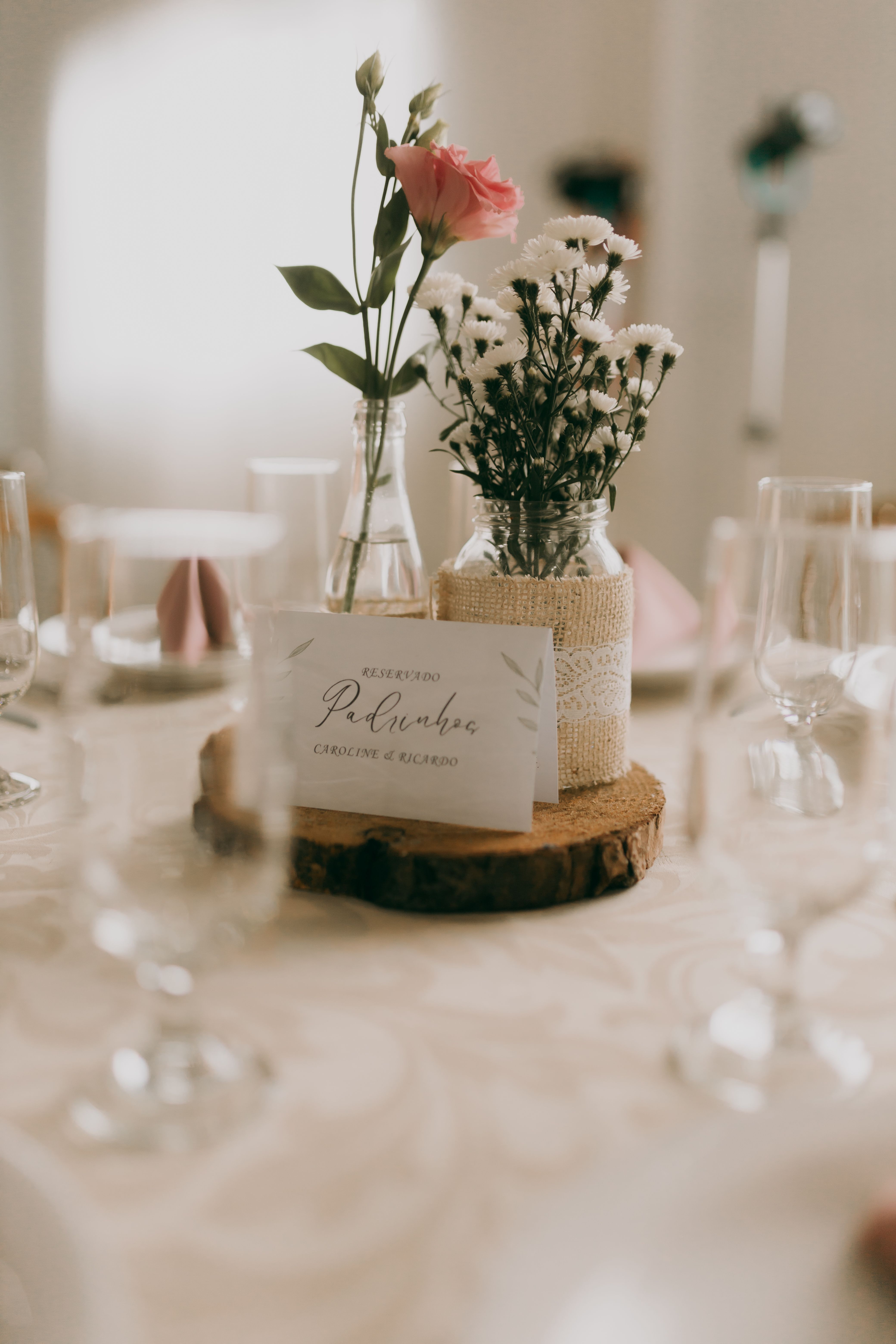 Mesa de boda con reservación para padrinos
