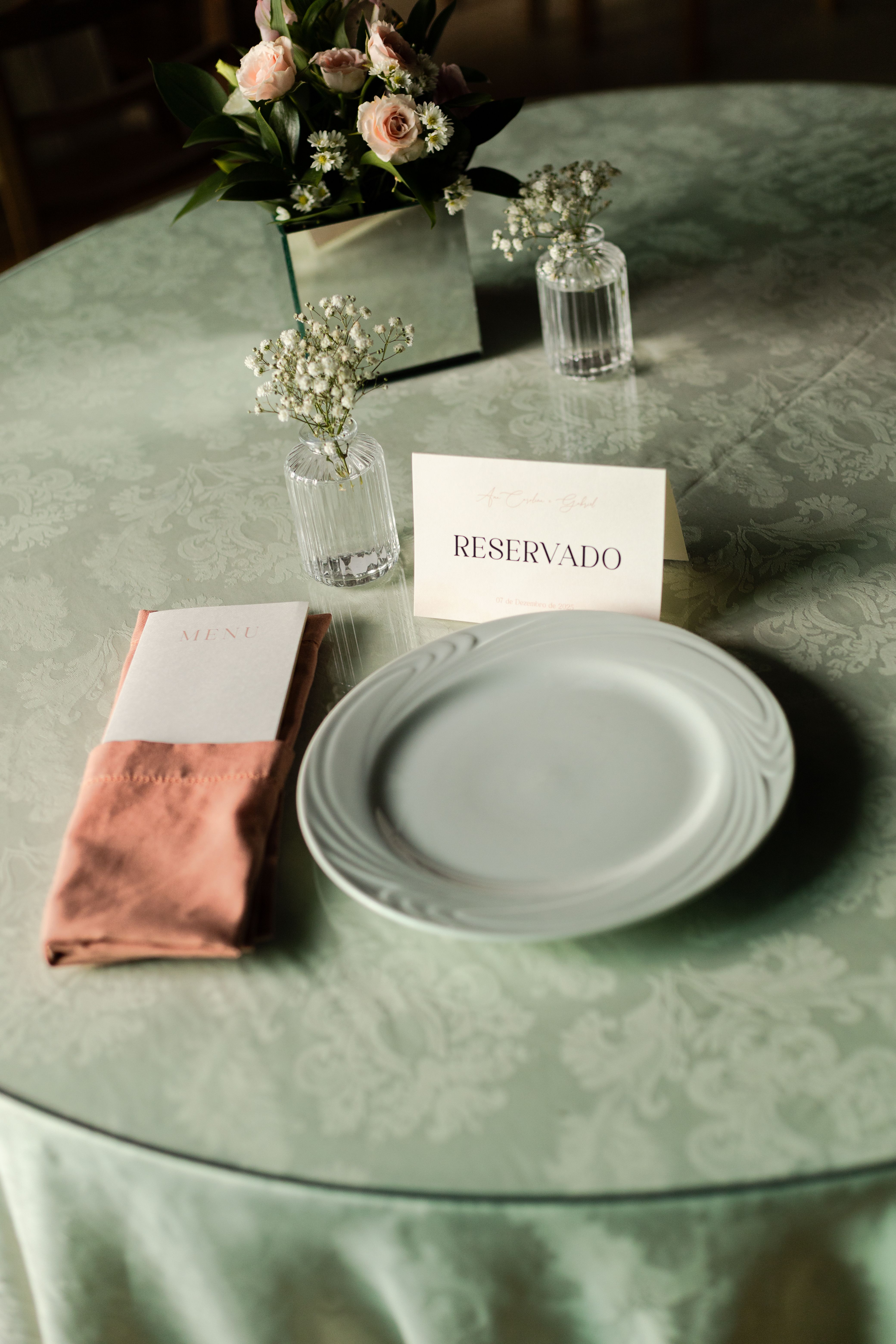 Mesa elegante preparada para evento al aire libre